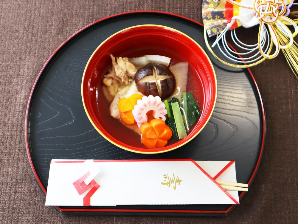 器に盛られたお雑煮がお盆にのっている写真