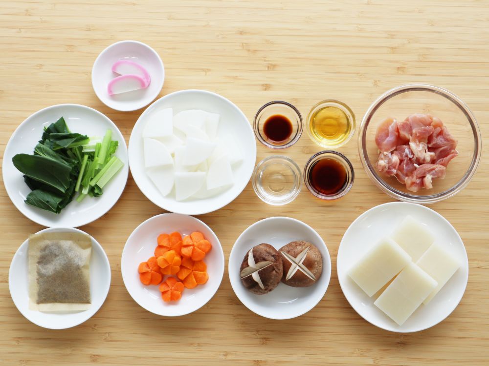 お雑煮に使用する材料を並べた写真