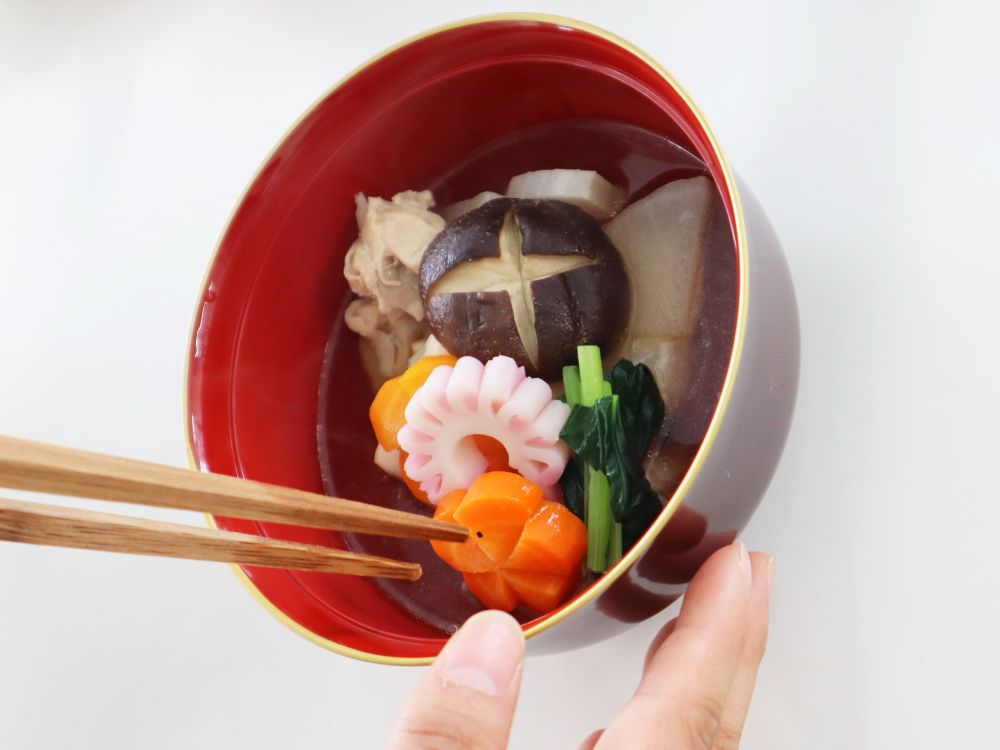 お椀にお雑煮を彩りよく盛り付けている写真