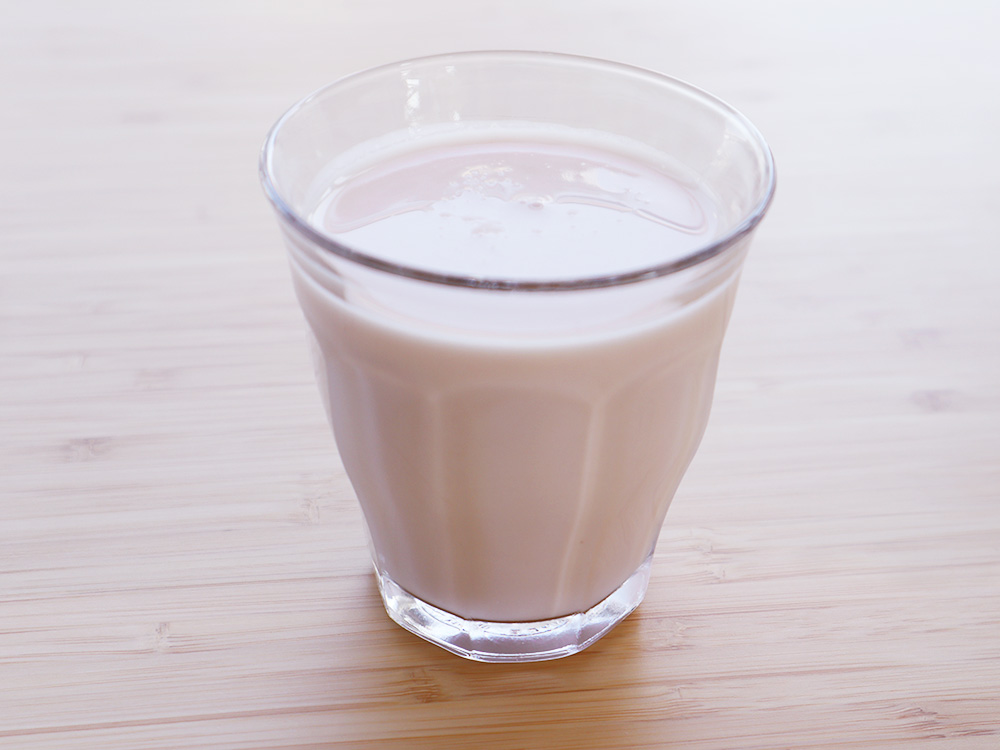 『鈴鹿山麓ストロベリーのむヨーグルト』をコップに注いだ