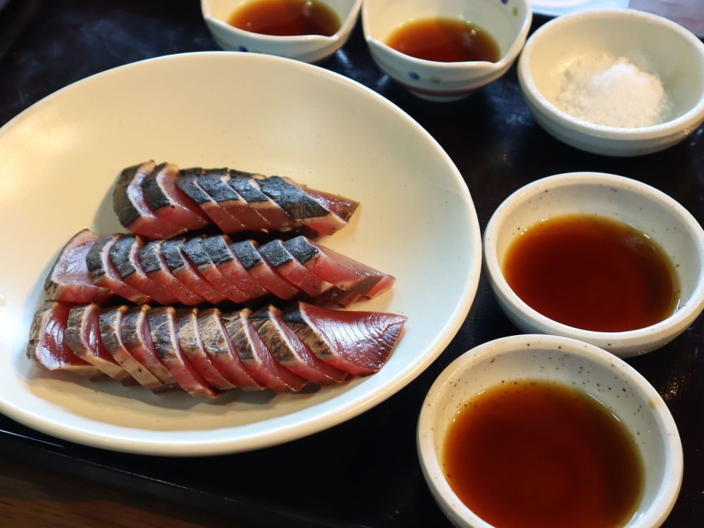 皿に盛られた鰹のタタキと、ポン酢、塩が並んでいる様子