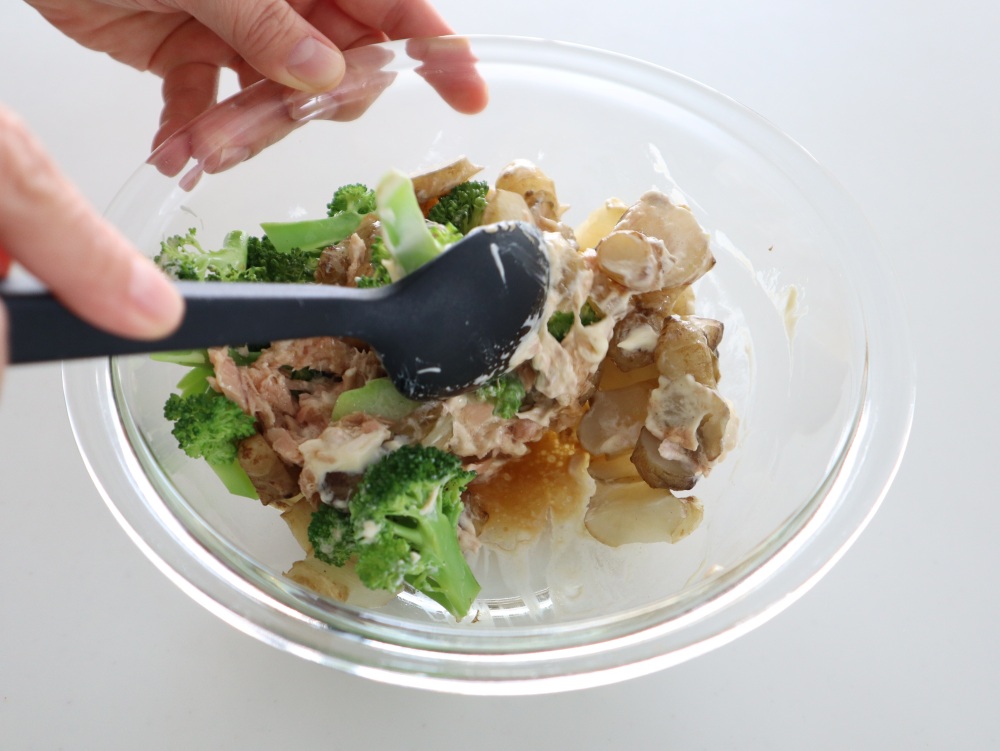 調味料と菊芋とブロッコリーを和える