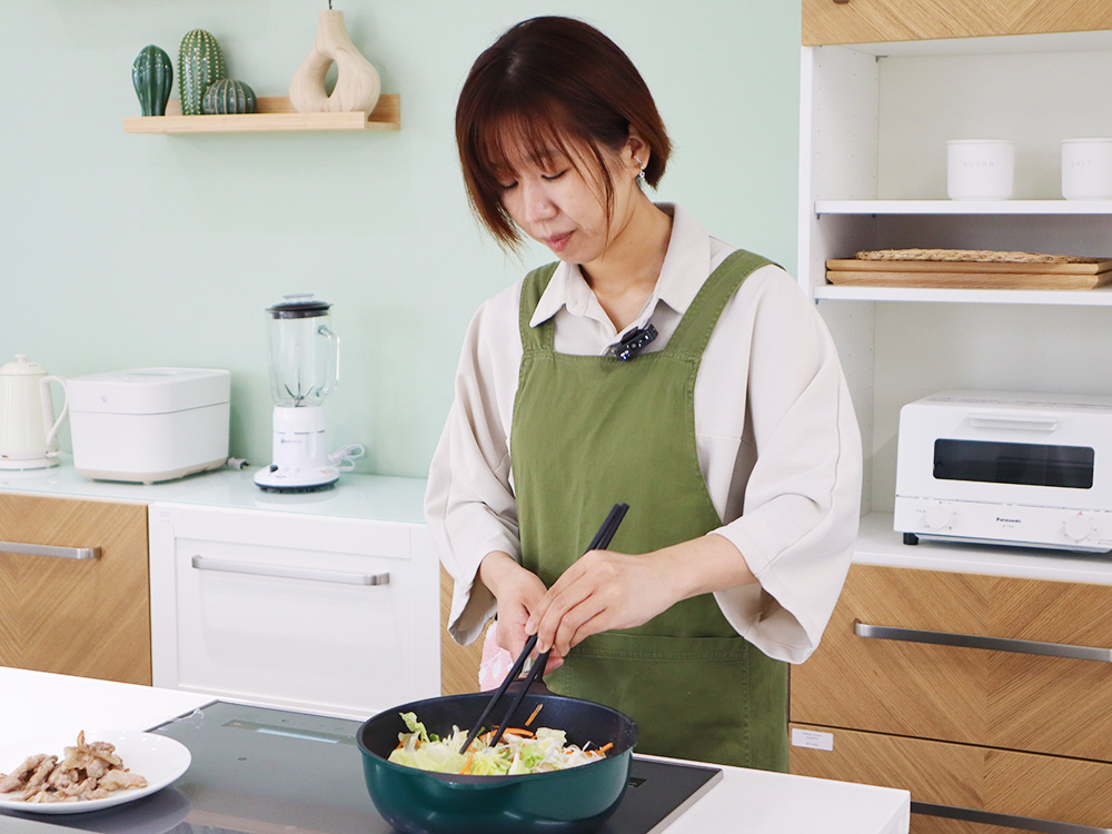 アイチョイスの組合員さんが、食材セット（ミールキット）を実際に調理しているところの写真