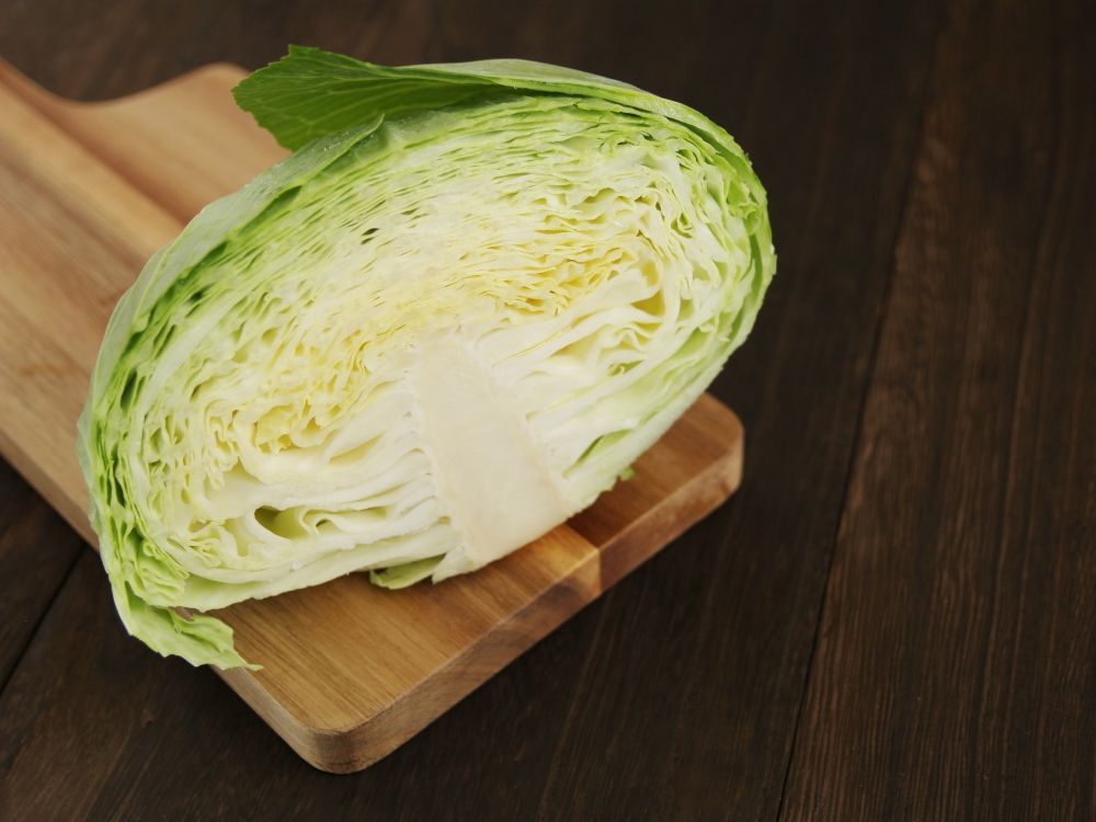半分にカットされたキャベツ