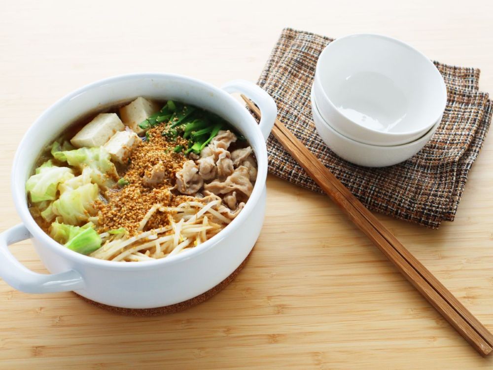 豚にらキャベツのごま味噌鍋が入った鍋と、取り皿の写真