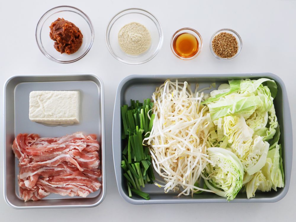 豚にらキャベツのごま味噌鍋に使用する食材、調味料が並んでいる写真
