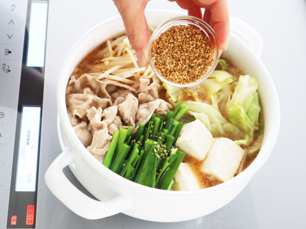 鍋にすりごまを入れている様子