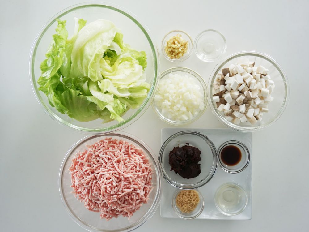 レタスの肉みそ包みに必要な材料　レタス　豚ひき肉　エリンギ　玉ねぎ　しょうが　調味料