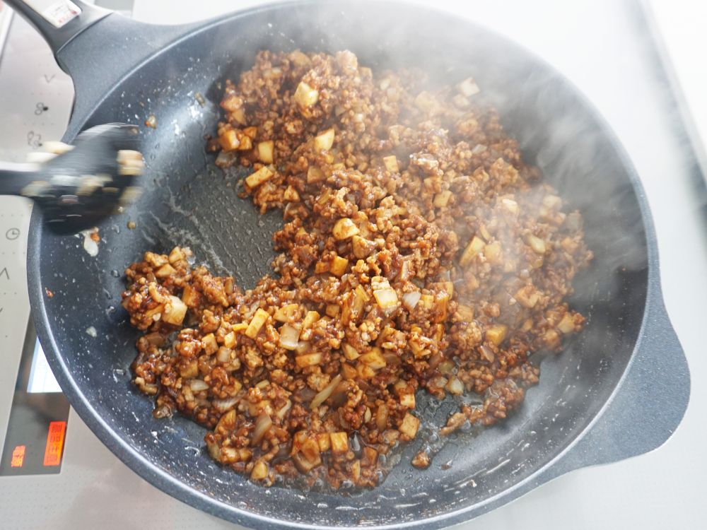 具材と調味料を合わせて炒めているところ