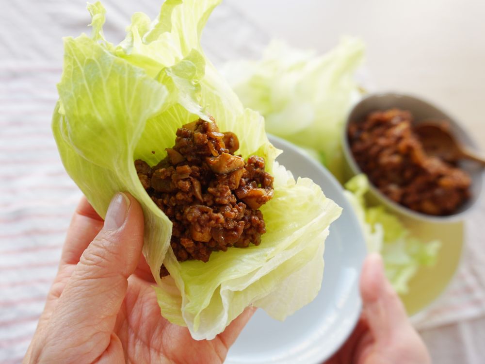 レタスに肉みそを包んでいるところ