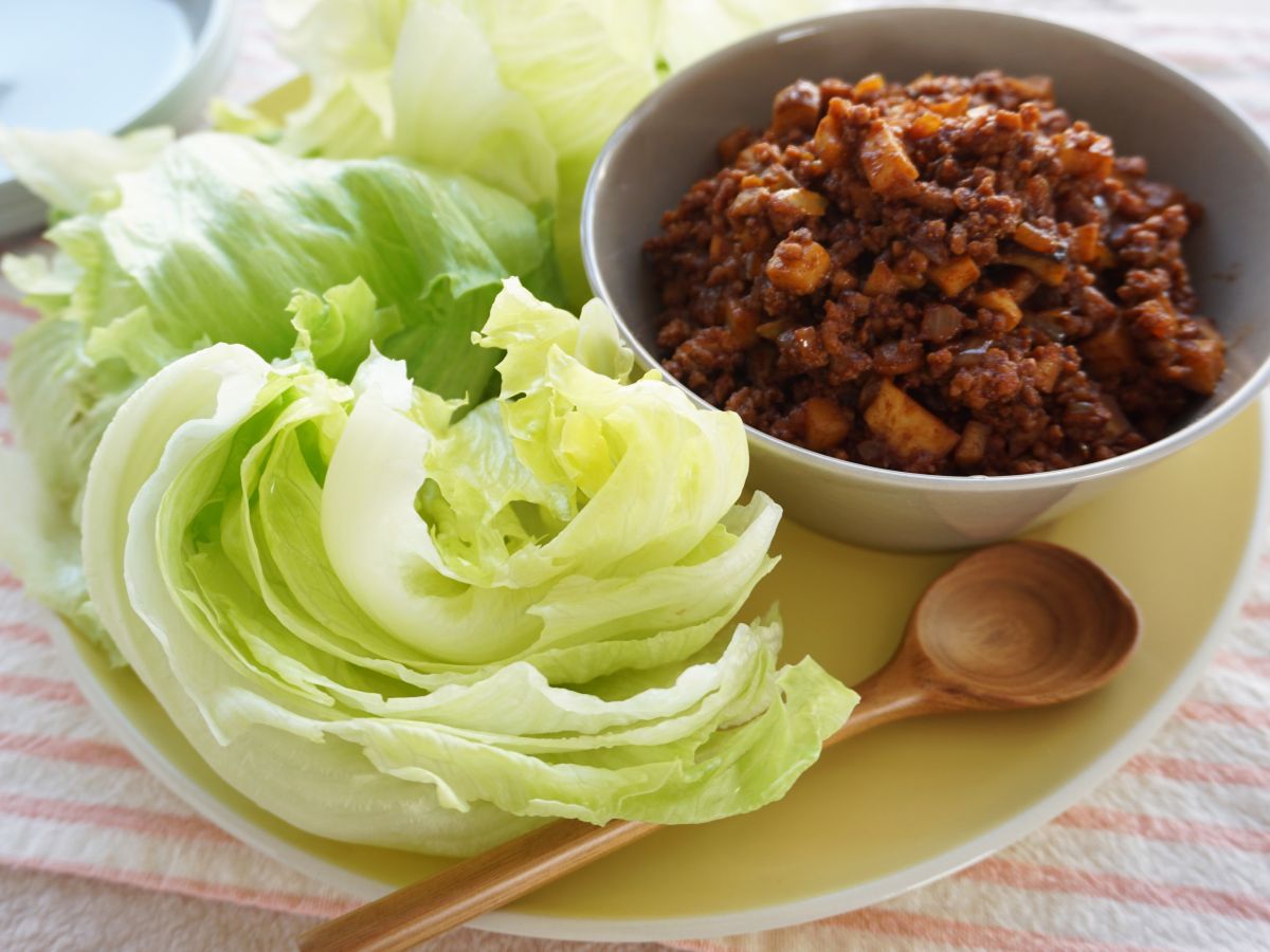 シャキシャキレタスをサラダ以外の方法でたっぷり食べられる肉みそ包みレシピ
