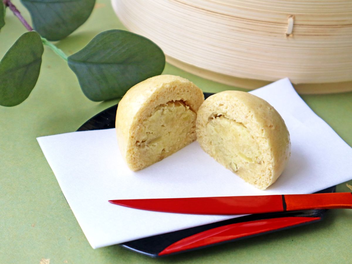 半分にカットされたしょうがまんじゅうの写真