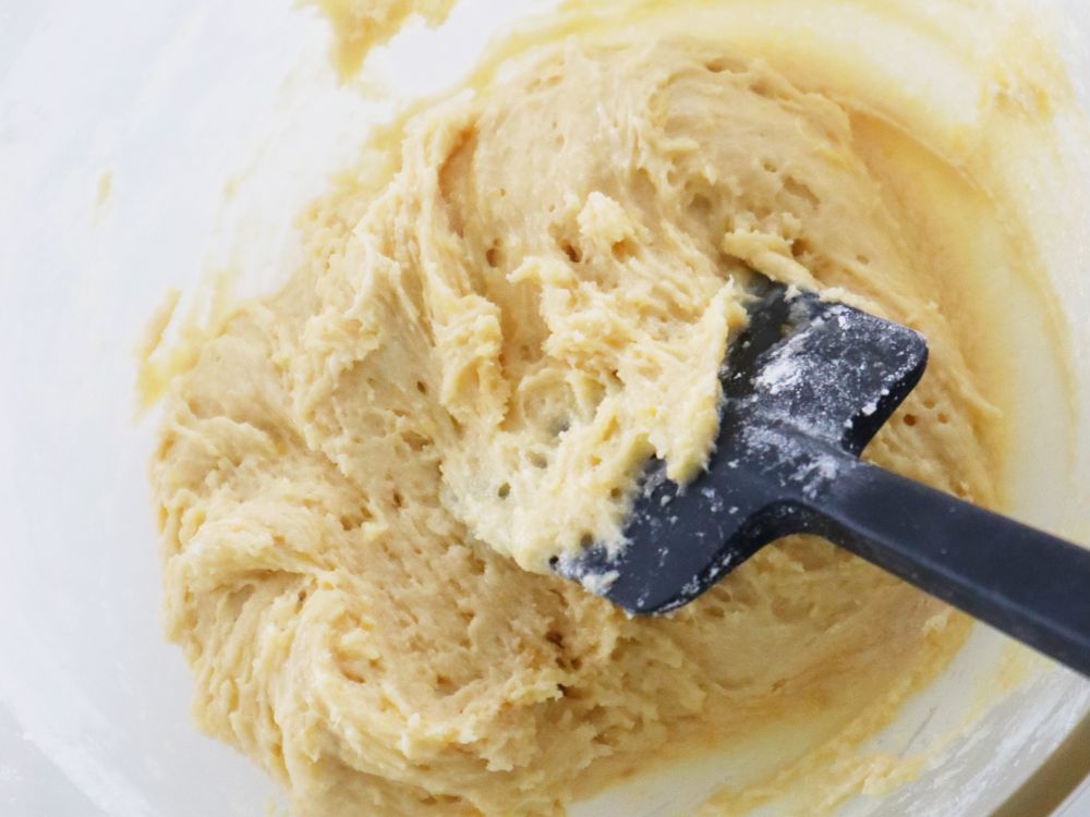 ボウルに入ったまんじゅうの生地をゴムベラで混ぜている様子