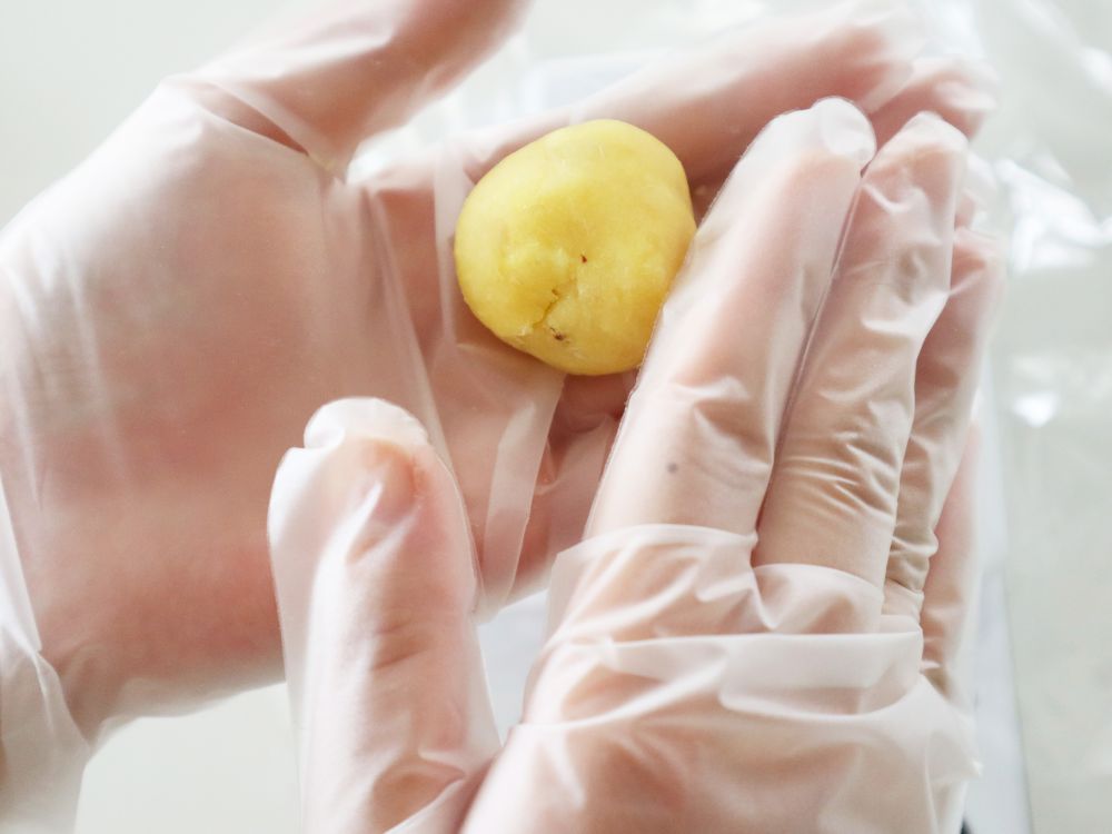 生地をまるめてしょうがまんじゅうを成形している様子