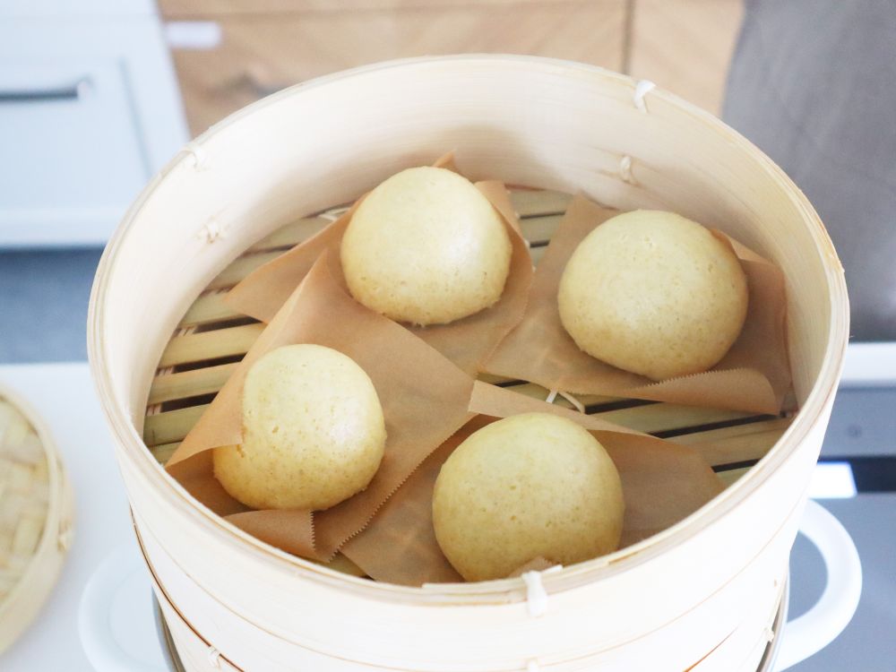 蒸し器でしょうがまんじゅうを蒸している様子