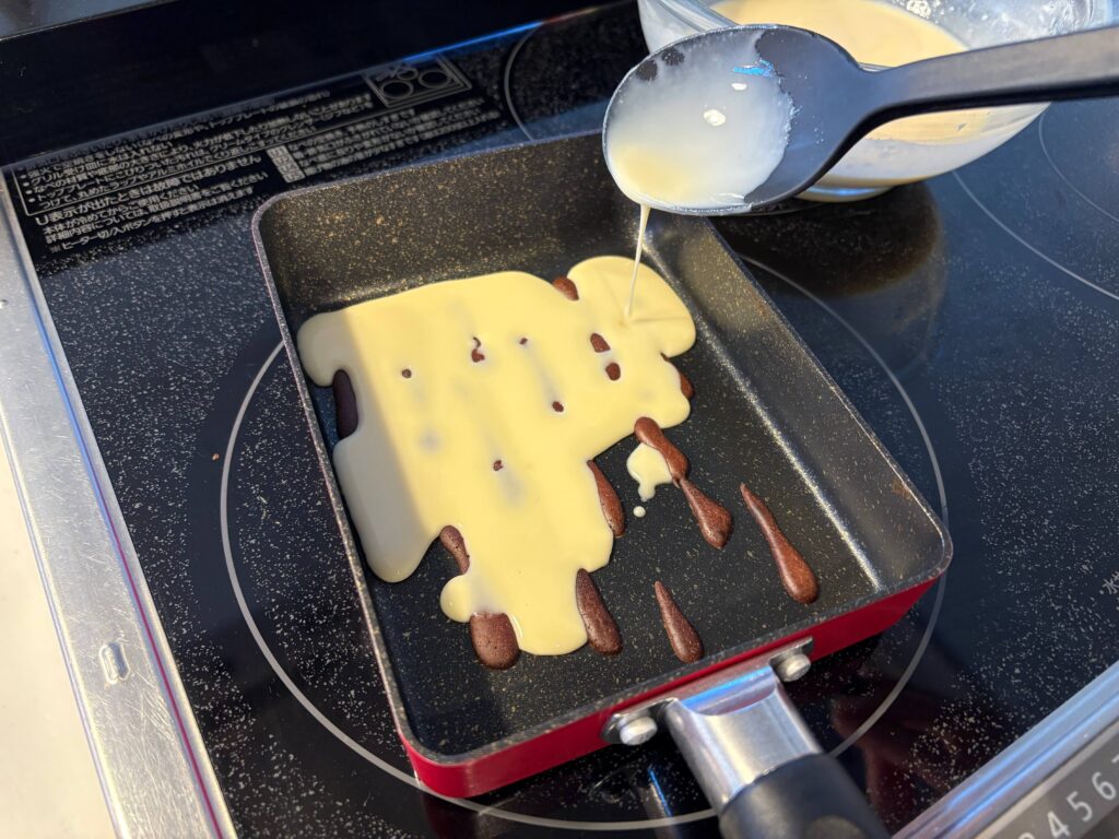 ココア生地の上にプレーン生地を流し込む