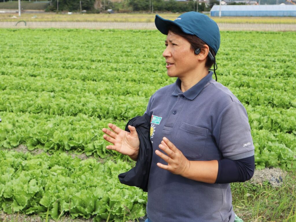 帽子をかぶった野菜くらぶの方（小林さん）が話している写真