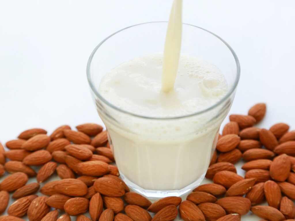高齢者や子どもも飲みやすいアーモンドミルク