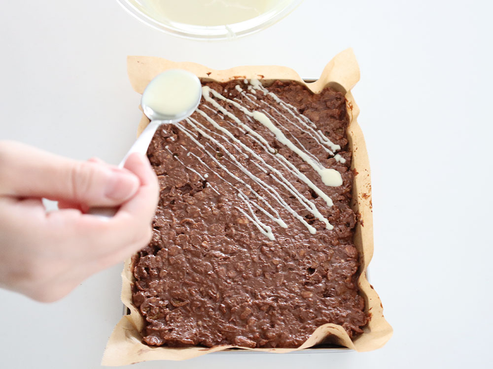 チョコバーの土台にホワイトチョコレートをかけているところ