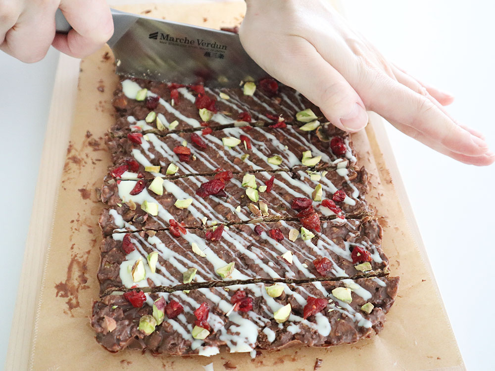 冷やし固められたチョコバーを包丁で切っているところ