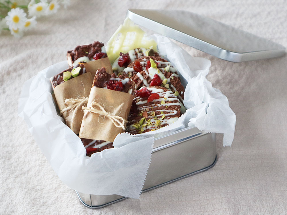 バレンタイン用にデコレーションされてアルミ製の箱に詰められたでチョコバー