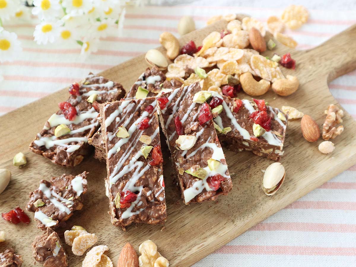 ナッツがちりばめられたカッティングボードに並んだお洒落なチョコバー