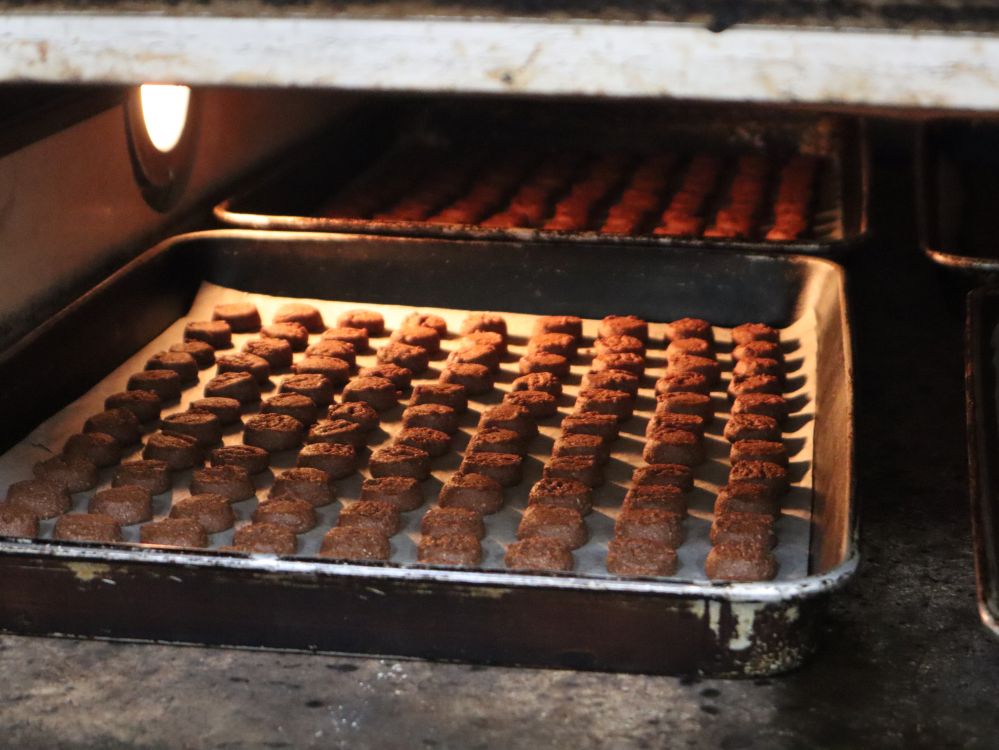 オーブンでクッキーを焼き上げる