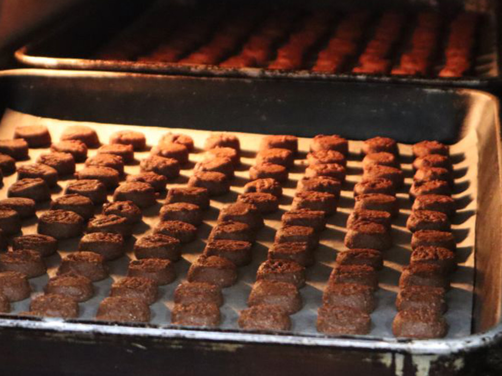 有機玄米クッキーが焼かれる様子