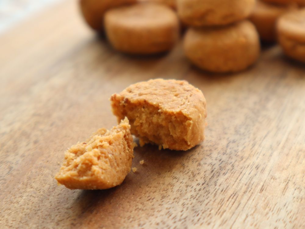 一粒のオーガニック玄米クッキーがほろりと砕けている様子