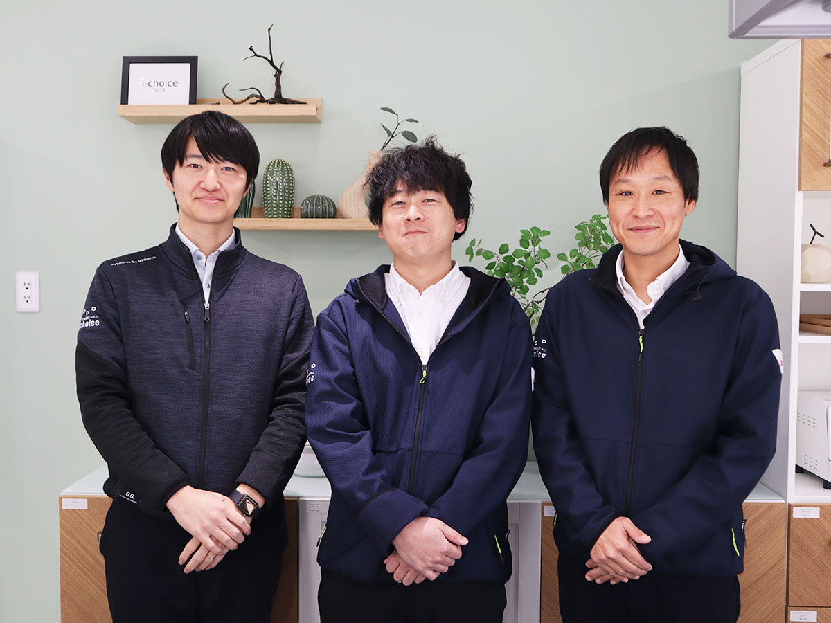 男性職員3人がキッチンで横に整列している写真