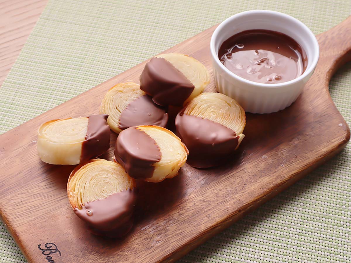 餃子の皮パイがチョコレートソースと共にカッティングボードに盛りつけられている写真。