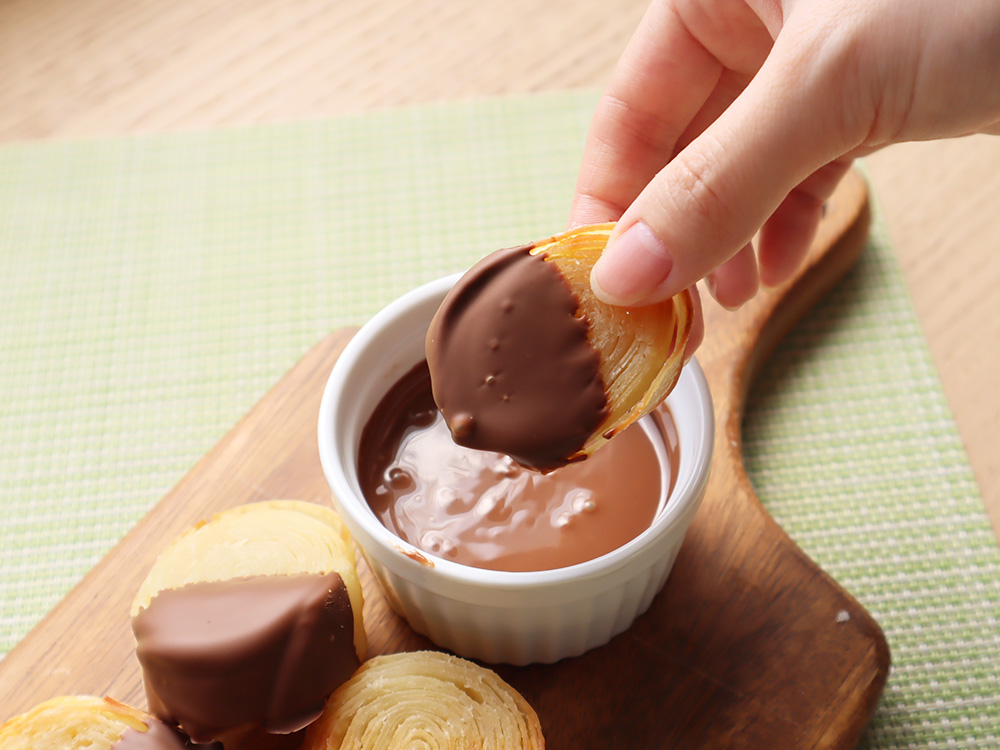 餃子の皮パイにチョコレートソースをディップしているシーン