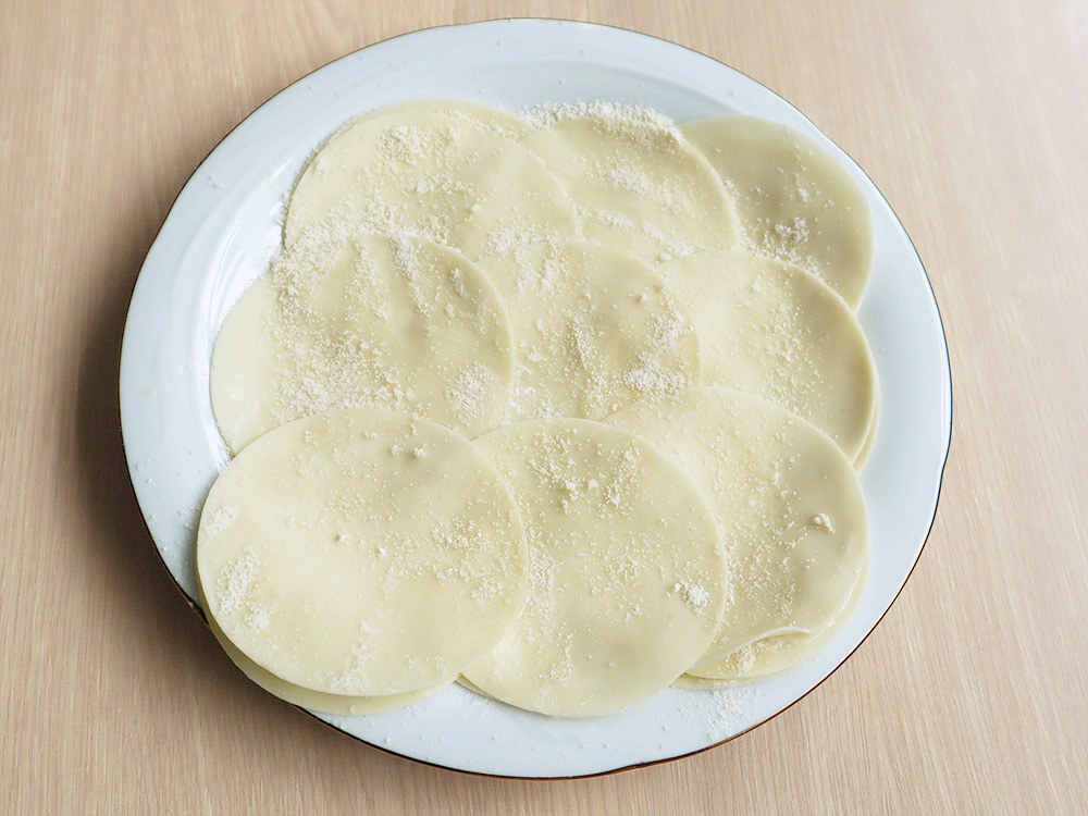 パイ生地用に9枚の餃子の皮が敷き詰められた様子