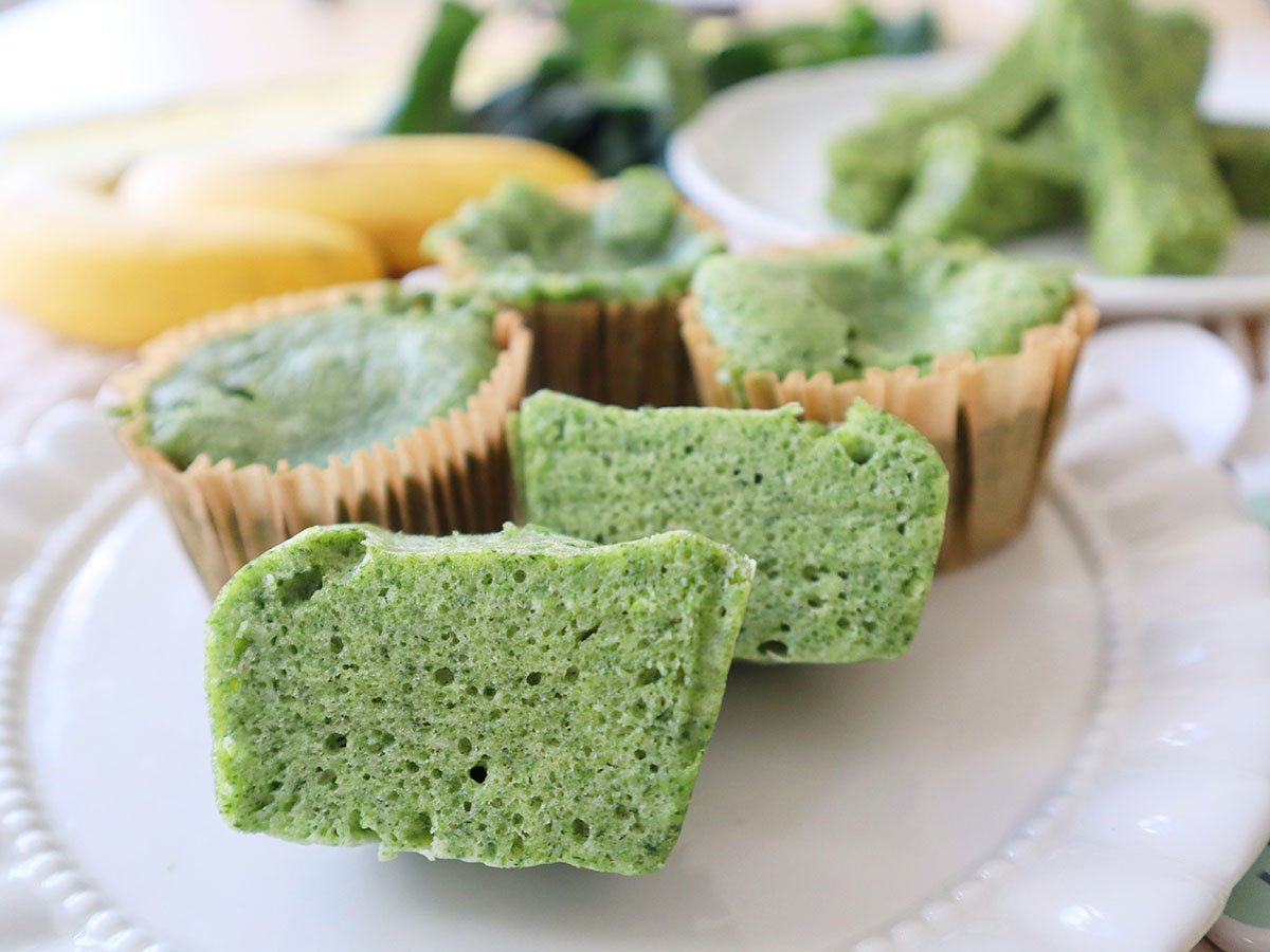 マフィンカップに入れられたり断面がみえたりしている数個のほうれん草蒸しパン