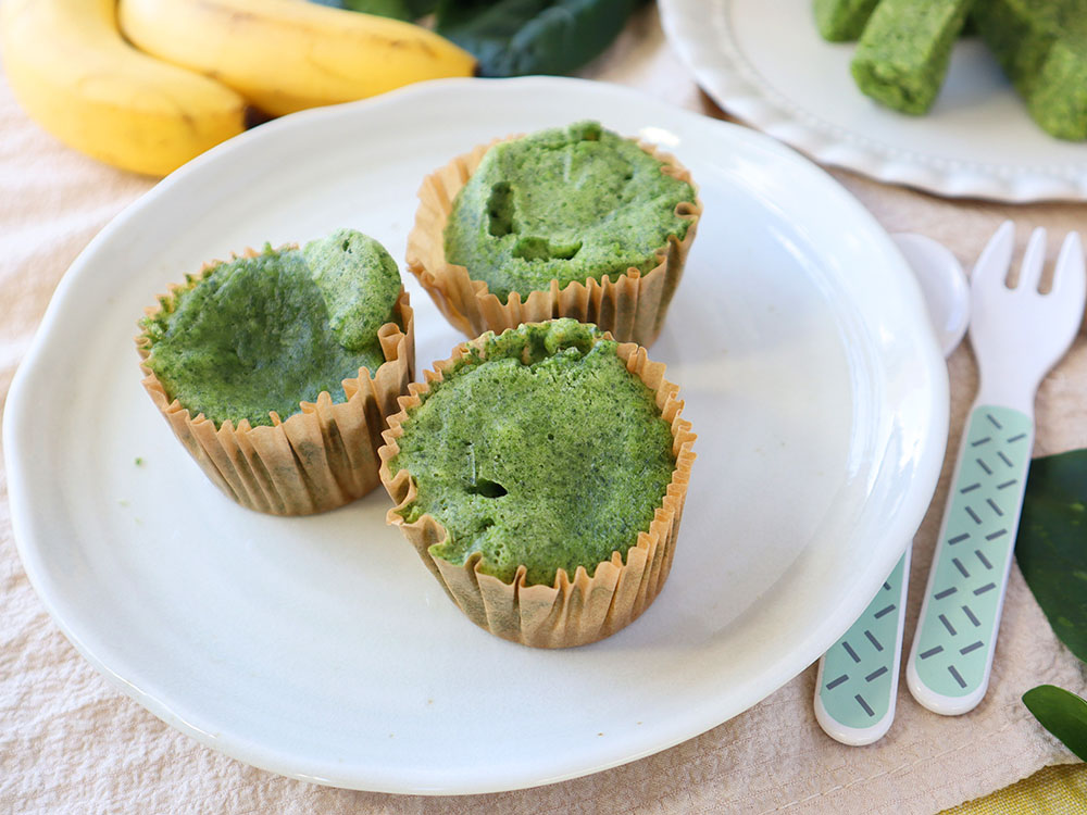 マフィン型のほうれん草蒸しパンが3個白い皿に並んでいるところ