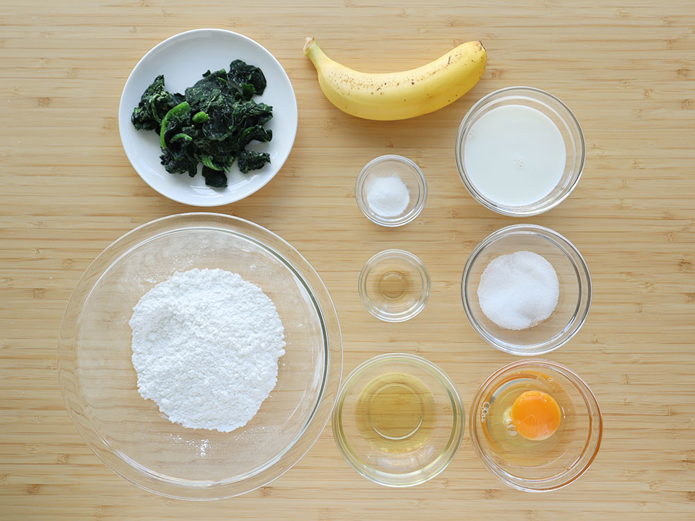 ほうれん草蒸しパンの材料がテーブルに並んでいる写真