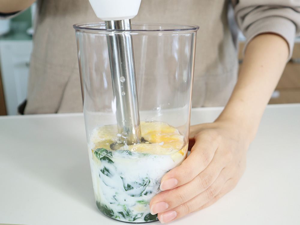 ほうれん草蒸しパンの材料をブレンダーで撹拌する様子