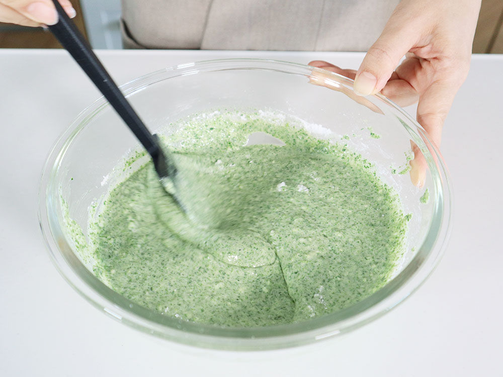 ほうれん草蒸しパンの生地をボウルで混ぜ合わせる様子