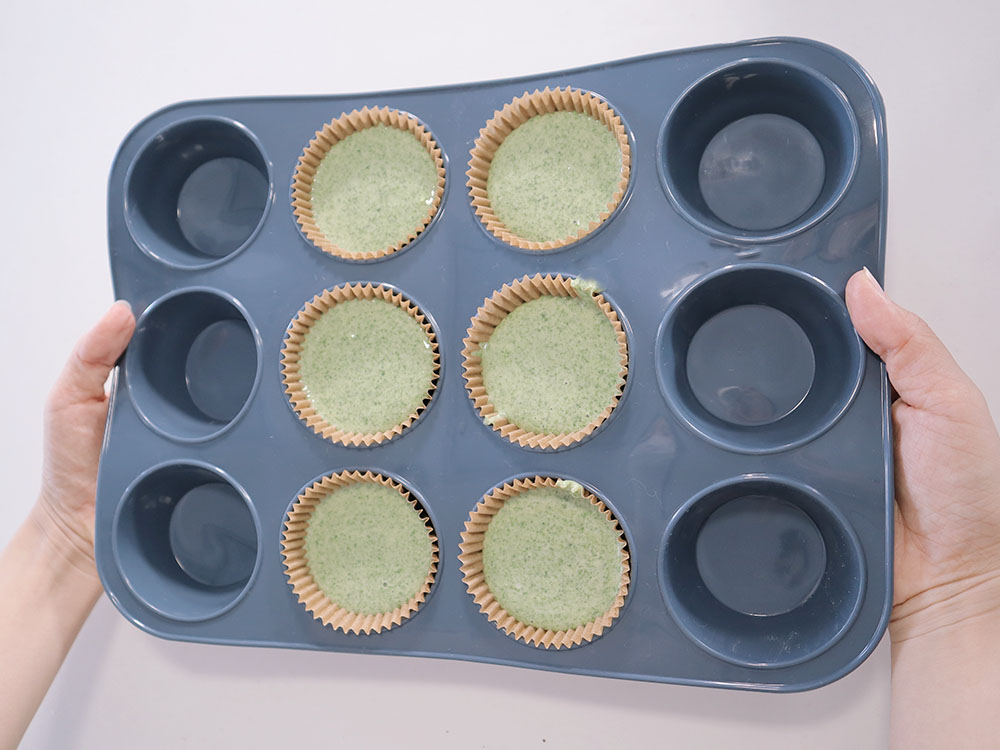 ほうれん草蒸しパンの生地を型に流し入れた写真