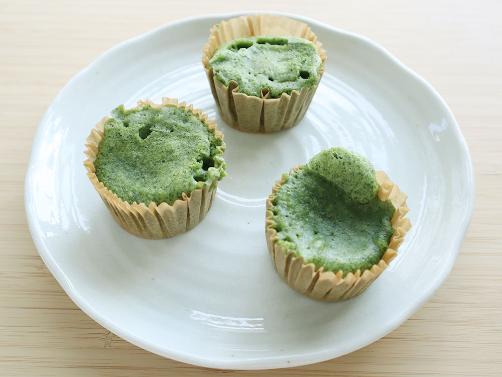 蒸しあがったマフィン型のほうれん草蒸しパンを皿に取り出して冷ましているところ