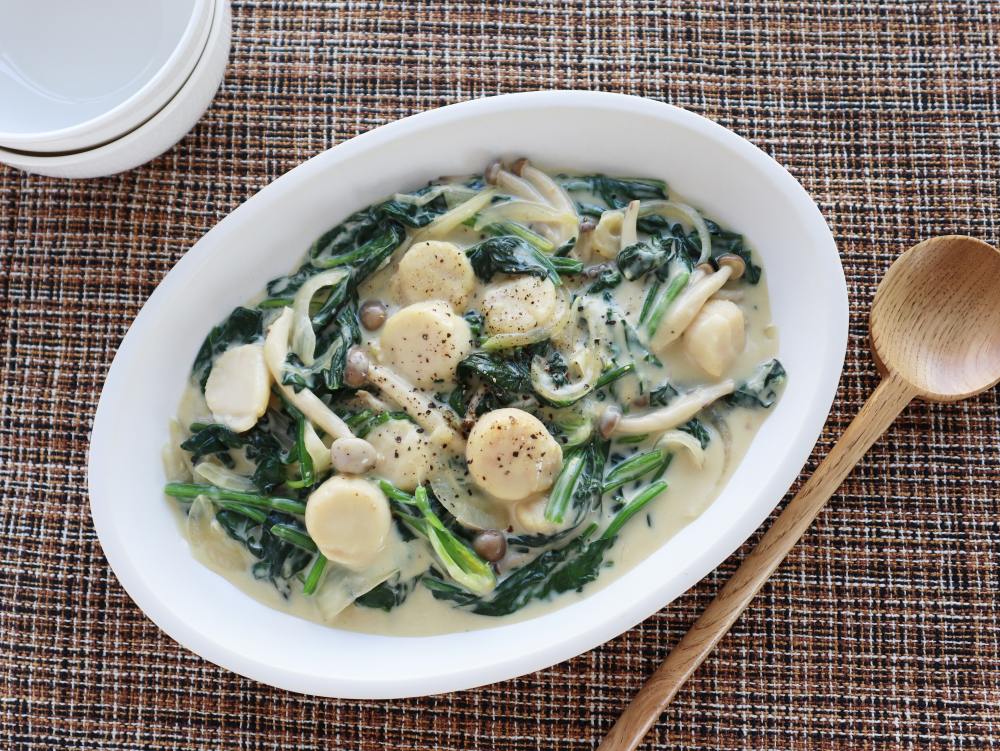 ほうれん草と帆立のクリーム煮をお皿によそった完成写真