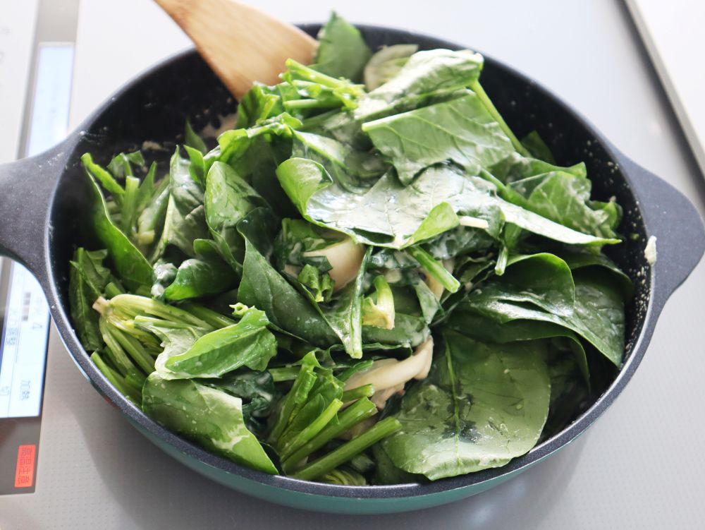 フライパンにほうれん草を加えたときの写真
