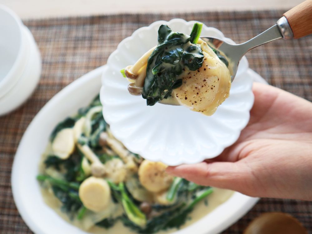 ほうれん草と帆立のクリーム煮をスプーンで一口分取った写真