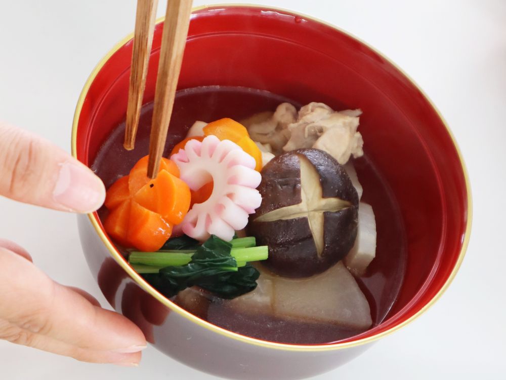 お椀にお雑煮を彩りよく盛り付けている写真