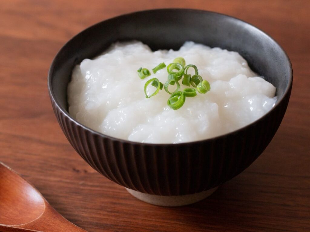 おわんに盛られたおかゆの写真