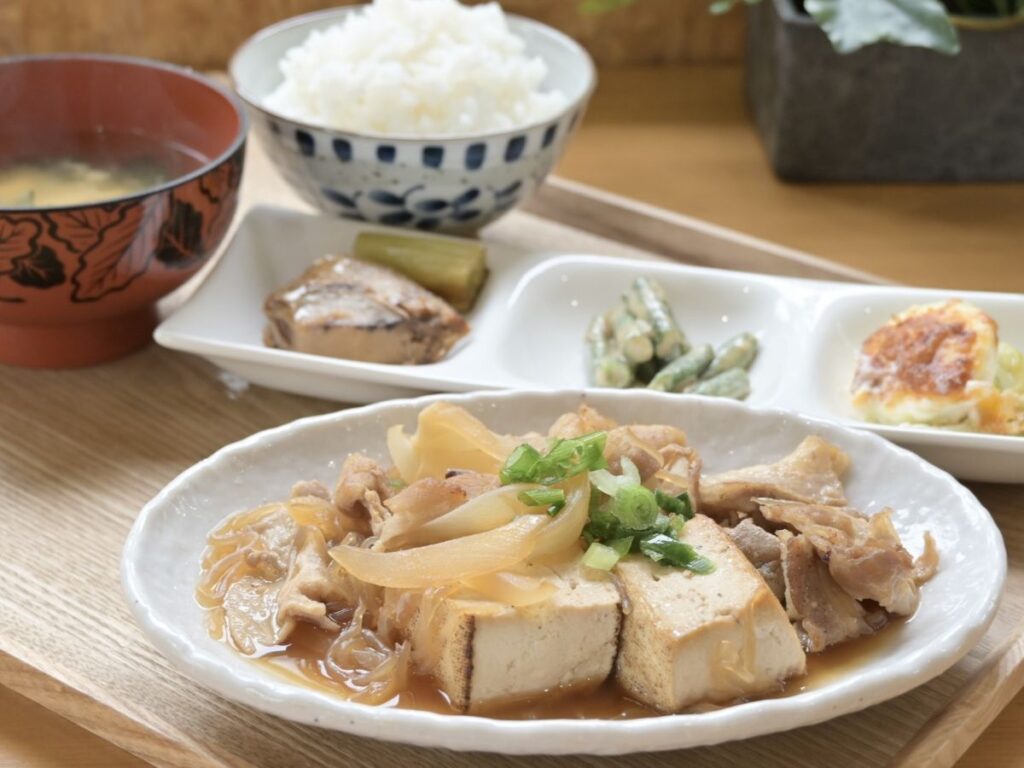 豆腐料理がメインの健康的な定食の写真