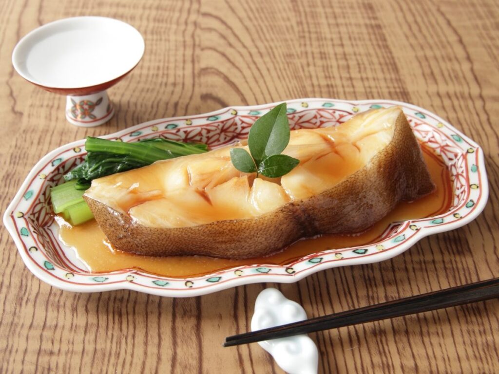 皿にのった煮魚の写真