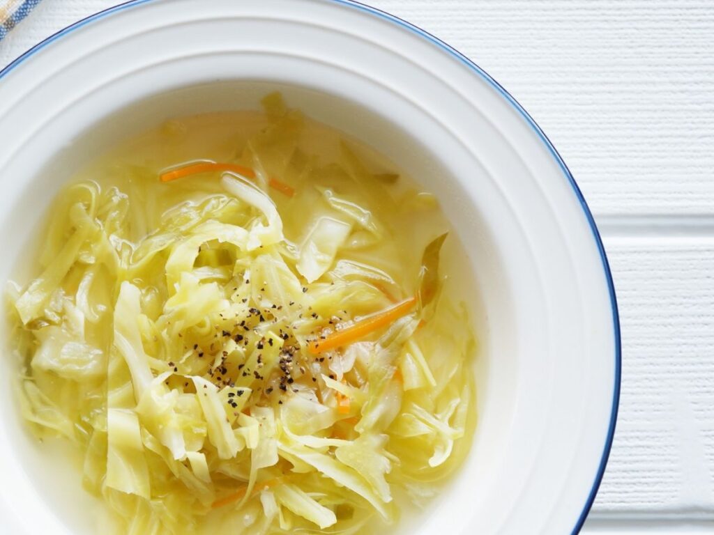 野菜たっぷりのスープがお皿にもられている