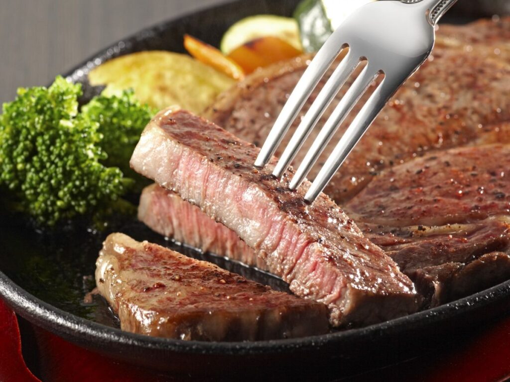 脂の多いサーロインステーキ