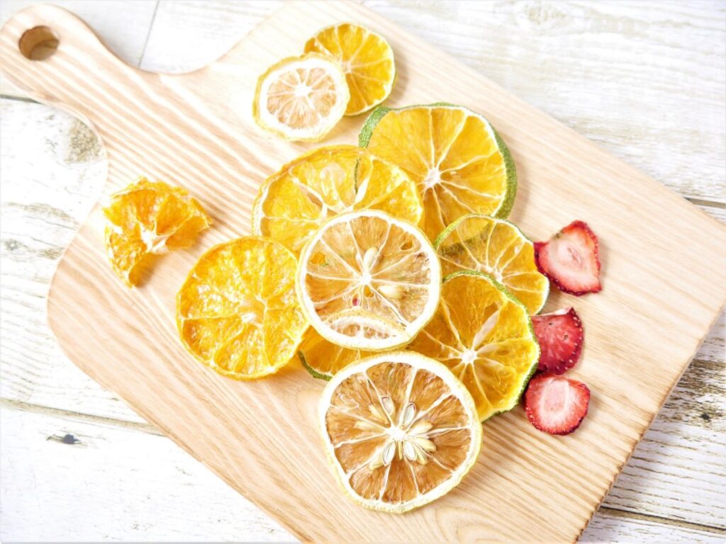 木のまな板にのったドライフルーツ